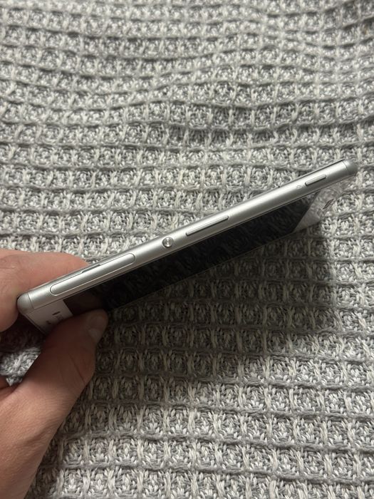 Телефон Sony Xperia E2303