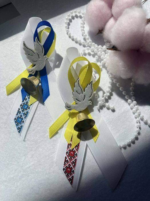 Брошка для випускників бутоньєрка незабудка значки медальки голуб