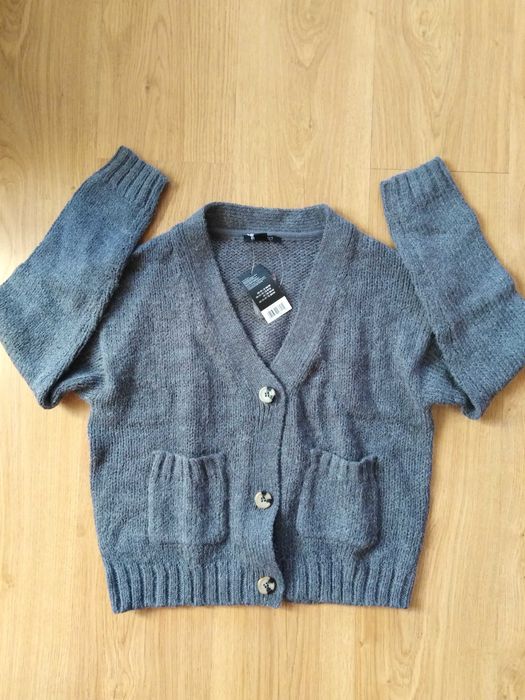 Krótki szary sweter kardigan na guziki