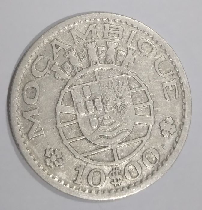 Diversas moedas antigas de Moçambique