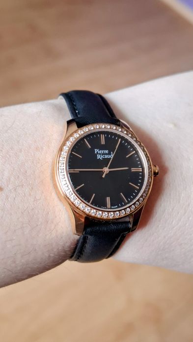 Piękny nowy zegarek z kryształkami