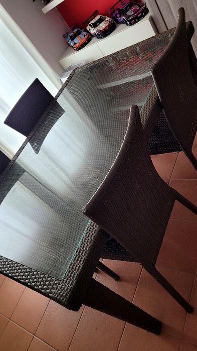 Mesa com 4 cadeiras.