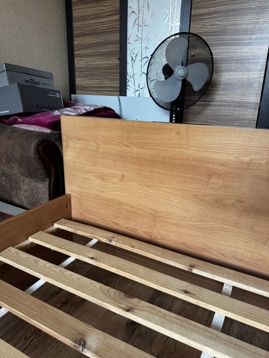 Продам односпальне ліжко в хорошому стані, із матрацом