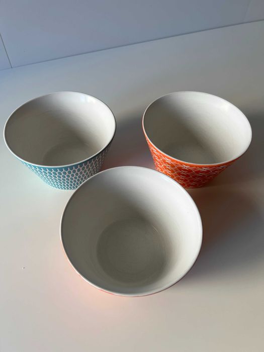 Conjunto de canecas e taças coloridas