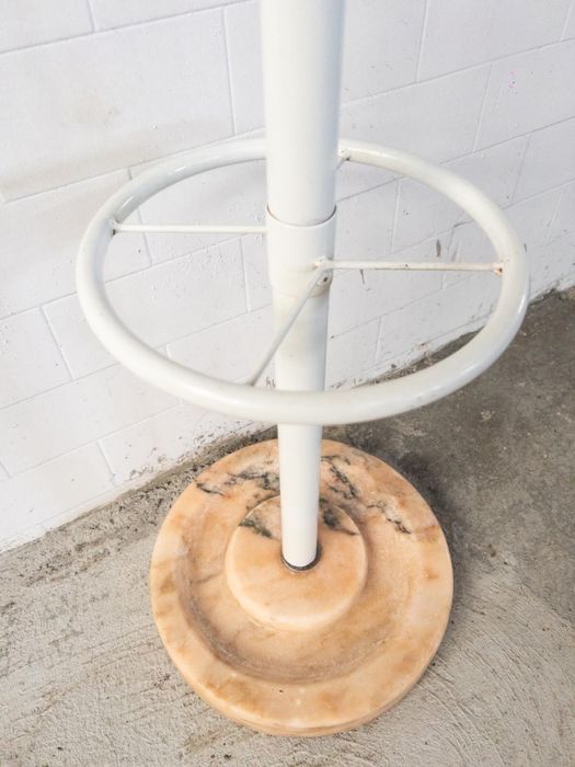 bengaleiro em ferro, cabides em madeira e base em mármore.