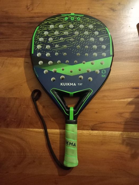 Raquete de Padel Kuikma 530, com um jogo de bolas Head.