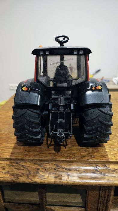 Bruder traktor valtra