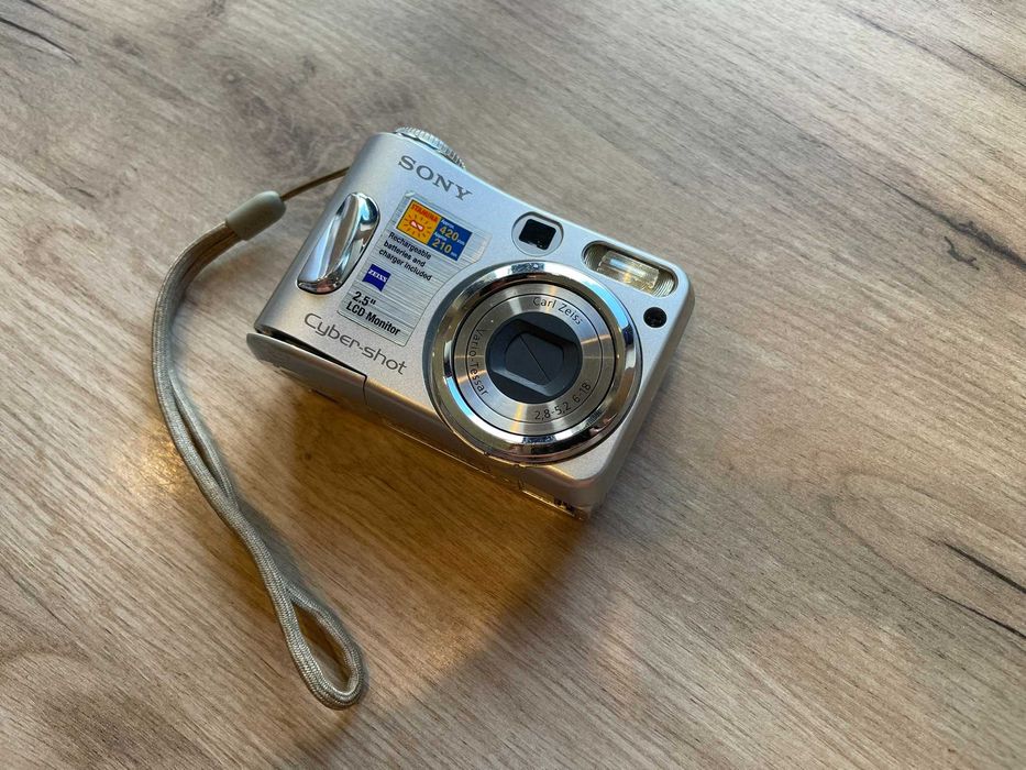 Aparat Cyfrowy Sony Cyber-shot DSC-S90 na baterie AA Srebrny vintage y2k