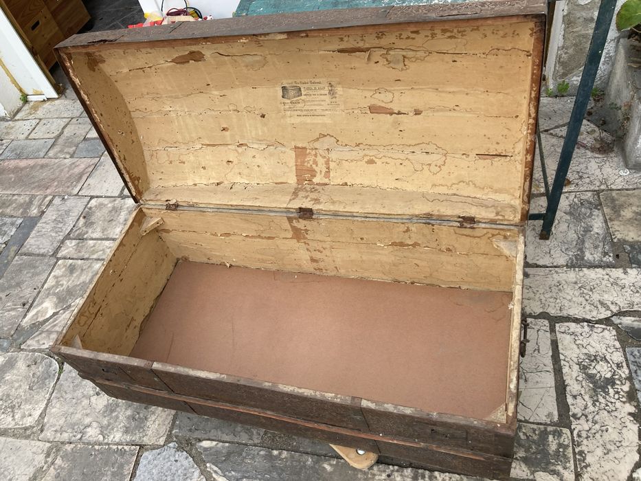 Arca centenária com motivos decorativos em baixo relevo