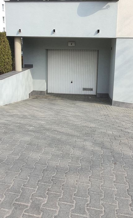 Garaż ul. Obywatelska 20.80m²+miejsce postojowe przed garażem