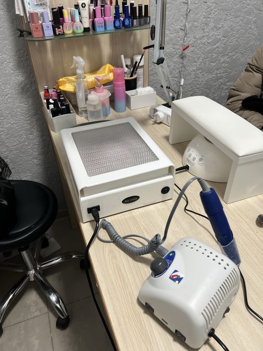 Продається стіл зі скляними полицями