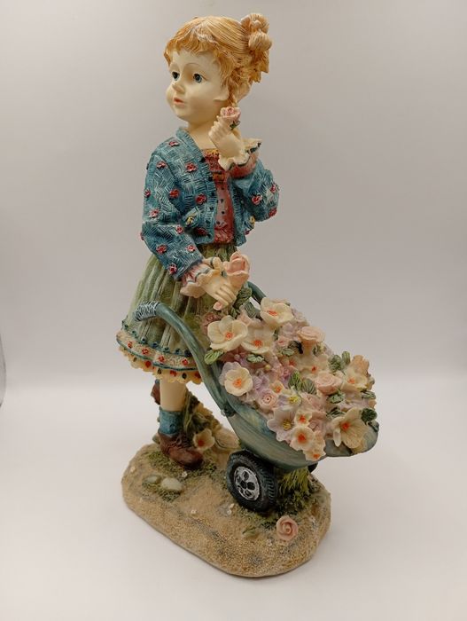 Figurka dziewczynka z taczką