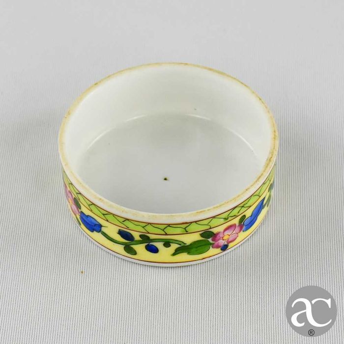 Caixa redonda em porcelana europeia, pintada à mão