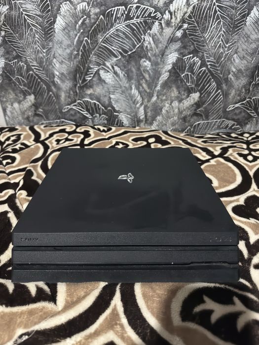 PS4 Pro в хорошем состоянии