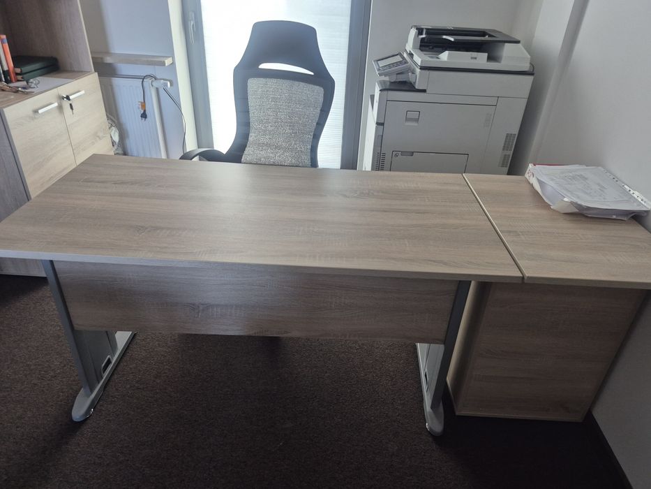 Komplet mebli biurowych