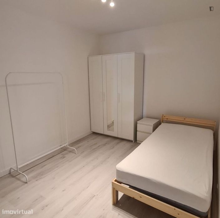 Quarto - localizado em Telheiras Lisbon