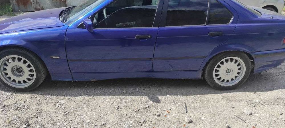 Автомобиль BMW на ходу