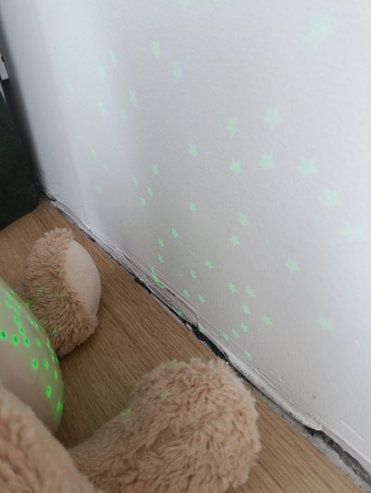 Pluszowy miś ze świecącymi gwiazdkami