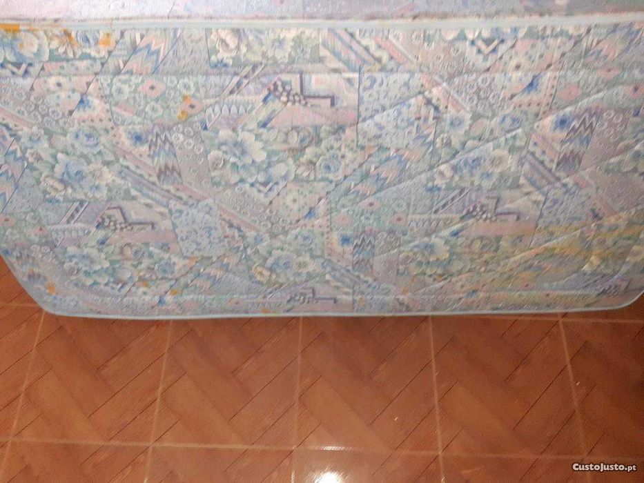 2 cômodas, 1 cama de solteiro com colchão, 2 móveis, e 1 sofá.