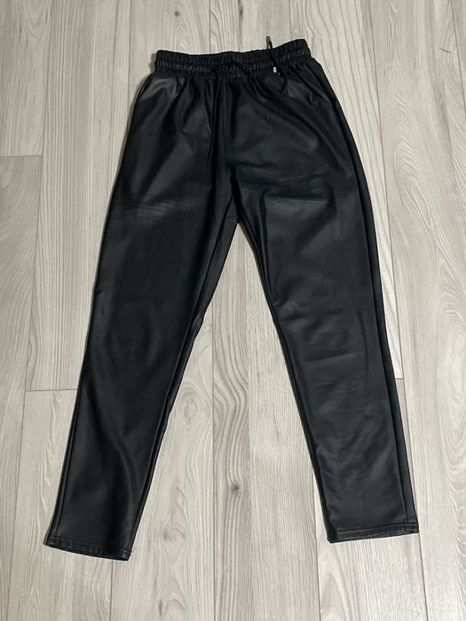Шкіряні приталені штани