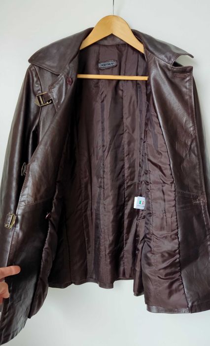 Коричнева шкіряна куртка з тонким утеплювачем