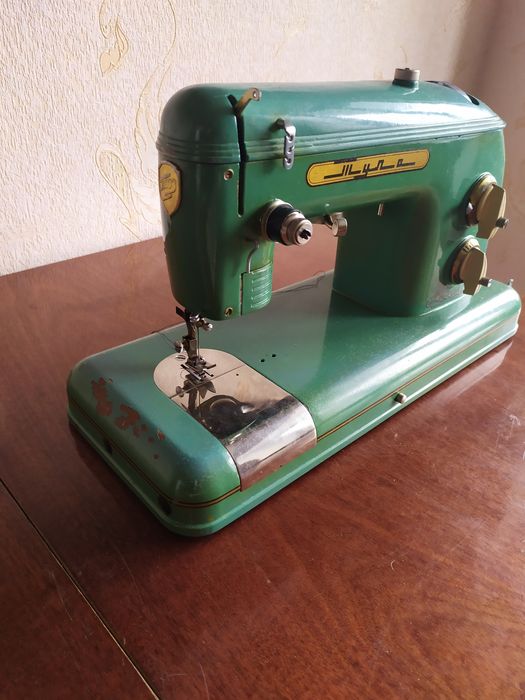 электрическая швейная машинка