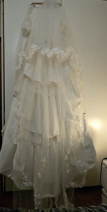 Vendo  Vestido  de noiva da Pronovias com um lindo Véu incluído.