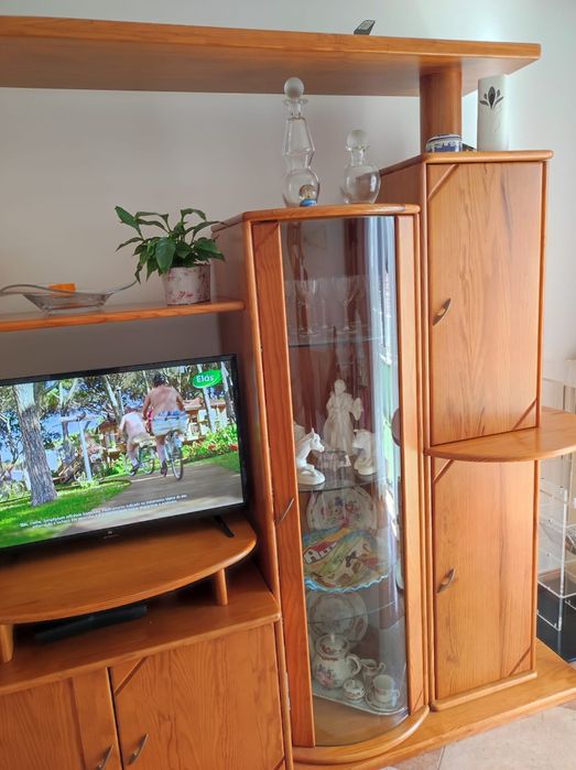 Movel com cristaleiras em pinho mel maciço