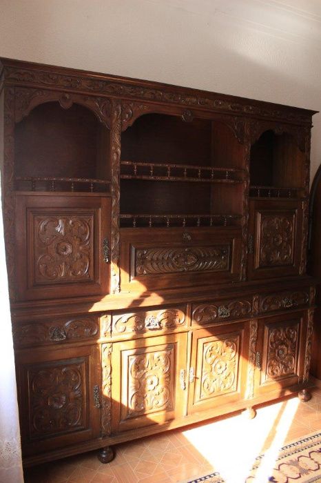 Móvel de sala em madeira maciça talhada.
