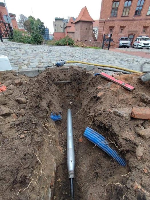 Przewierty sterowane Kret wbijanie rur przeciski usługi minikoparką