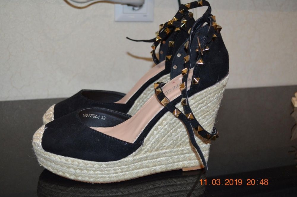 Босоніжки нові 39