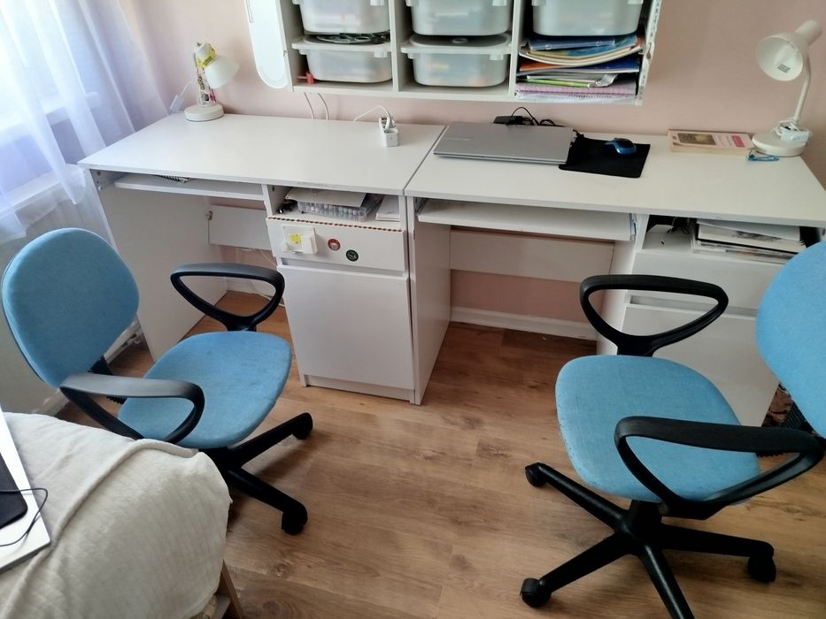 Dwa biurka i dwa krzesła obrotowe