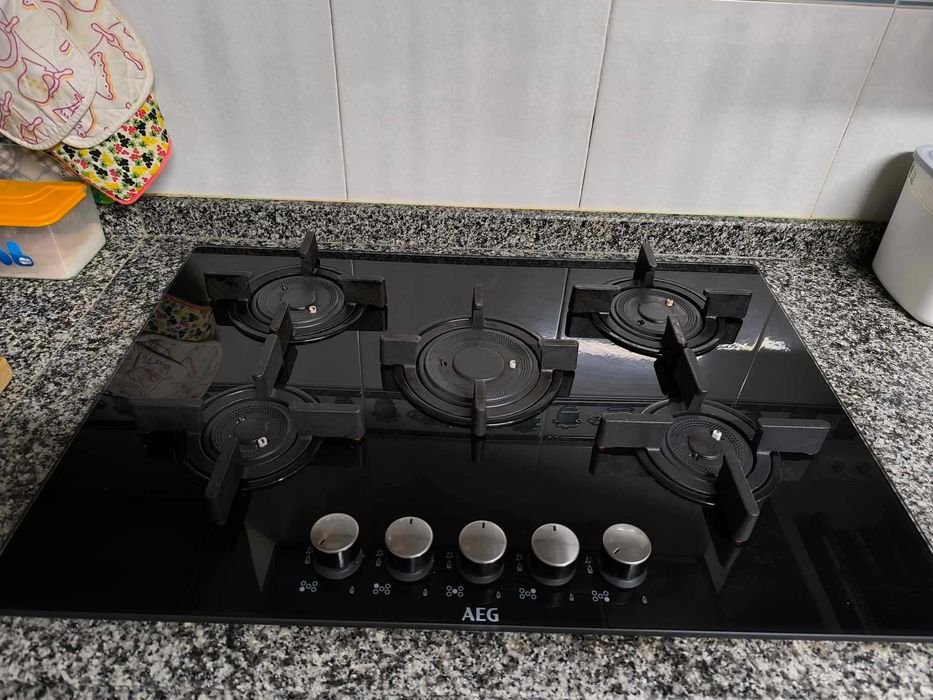 Placa a gas natural com 5 bicos AEG