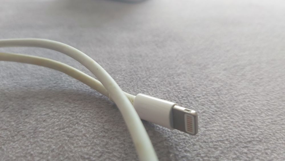 Carregador Apple completo com cabo Lighting e adaptador USB