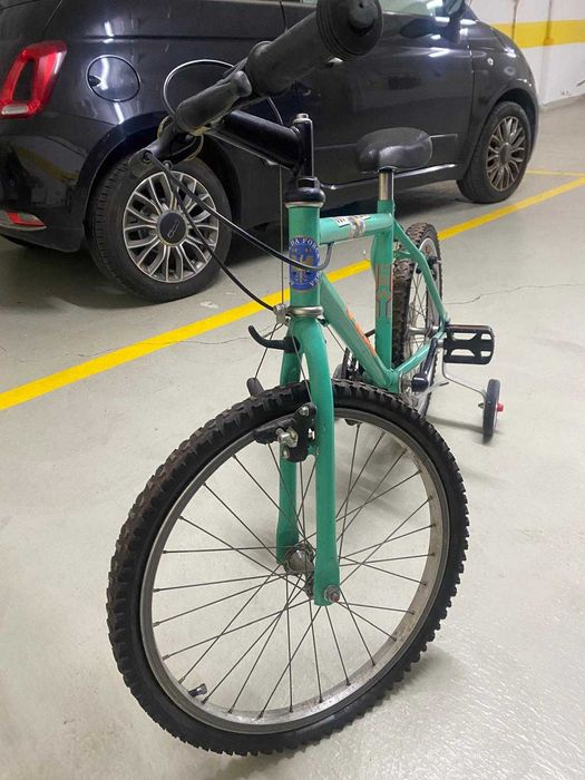 Vendo bicicleta de criança com rodas de suporte lateral