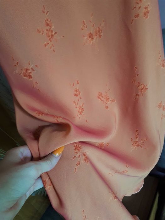 Elegancka asymetryczna sukienka midi w kwiaty z lejącym dekoltem