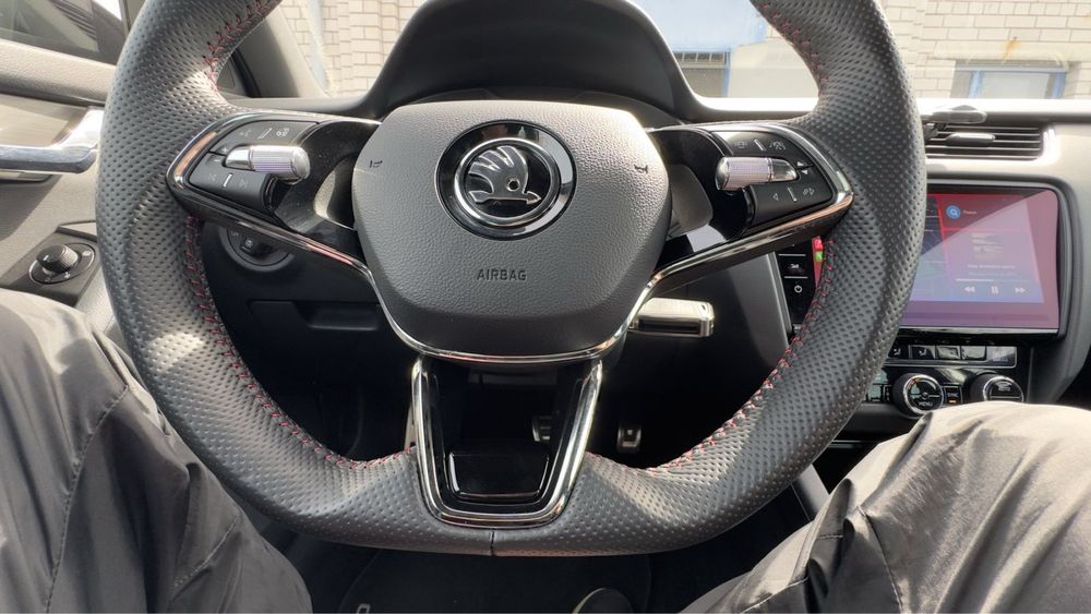 Декоративная накладка руля Skoda Octavia A8: 1 200 грн. - Пластик