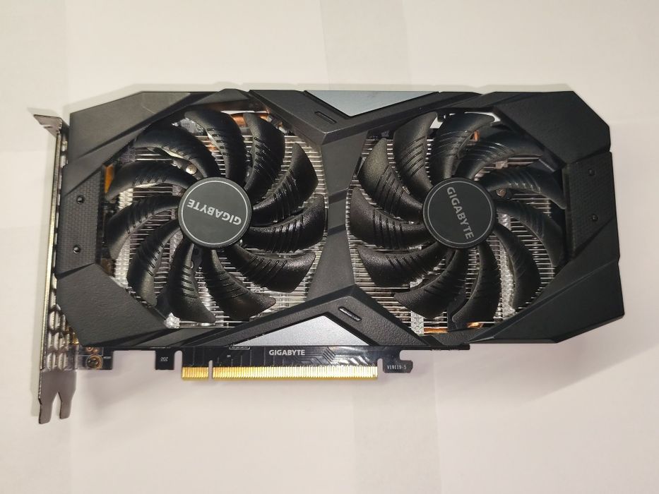 GTX 1660 Super Gigabyte - невеликі артефакти,під ремонт