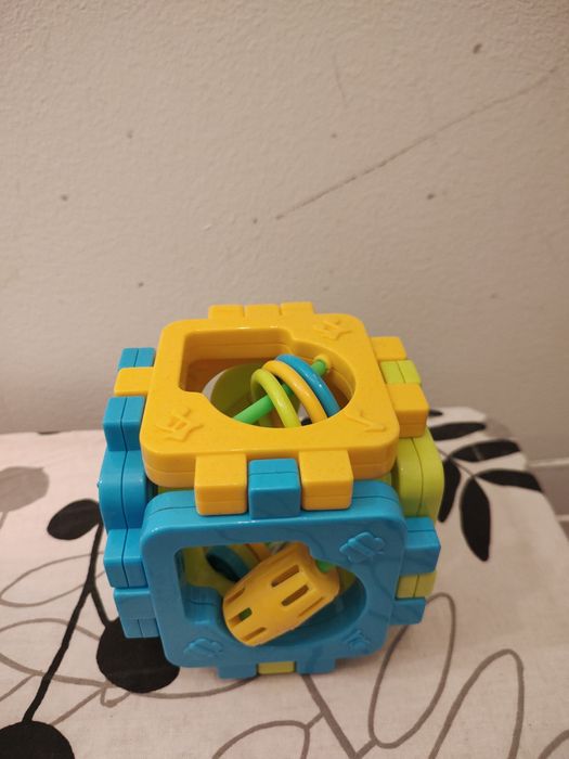 Kostka interaktywna, grzechotka, zabawka dla maluszka, wiele funkcji