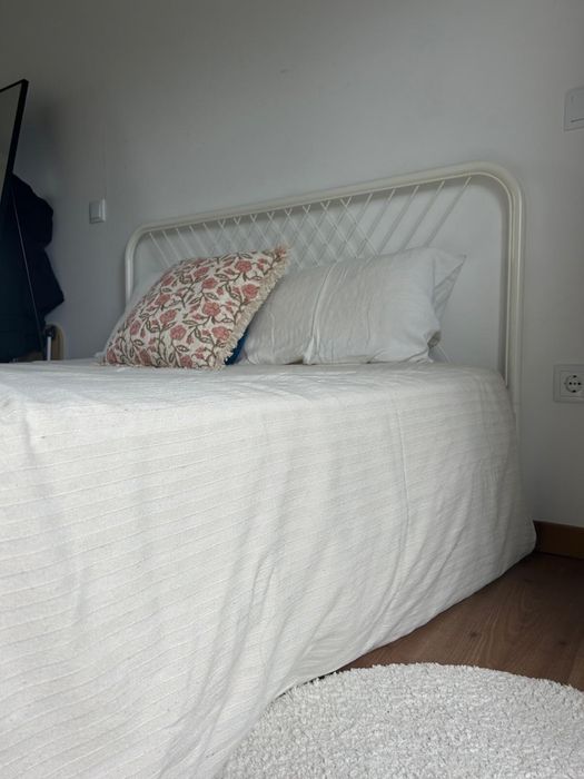Cama em ferro Ikea