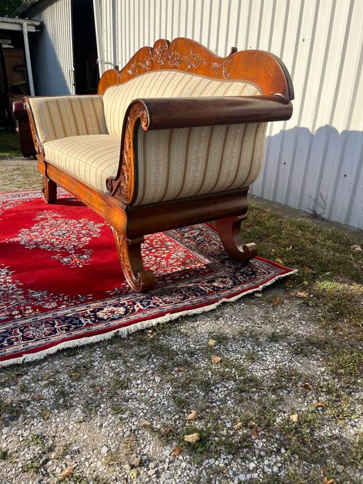 Stara sofa w stylu Biedermeier .