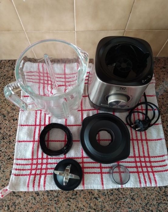 Liquidificadora Electrolux para peças  casa quarto apartamento.