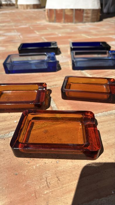 Conjunto de cinzeiros em vidro azul e castanho