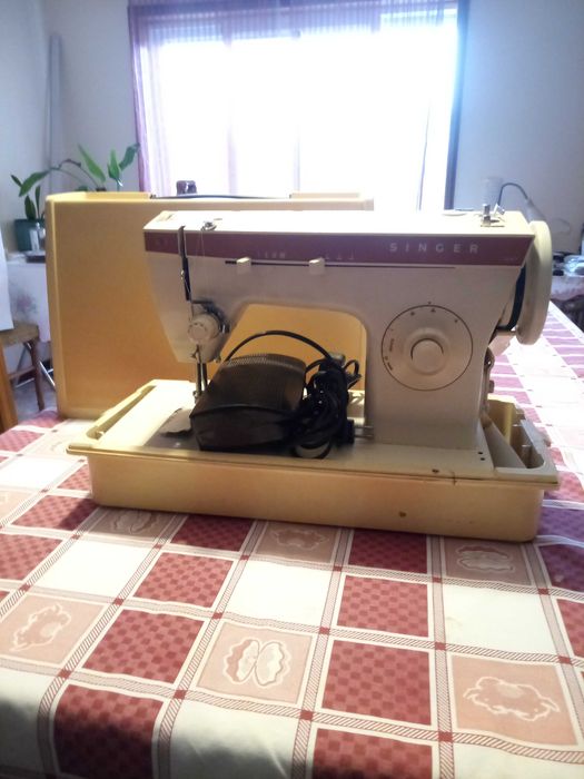 Máquina de Costura Singer com pedal e caixa, reparada e toda original.