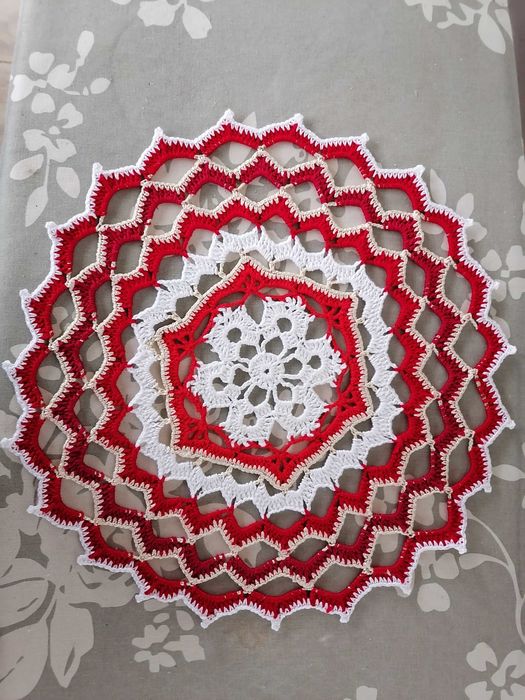 Red and gold table center64550357785730121