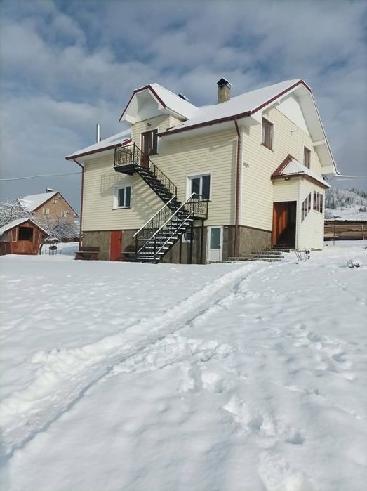 Відпочинок у Карпатах, катання на лижах, шашлик вино і релакс в горах.