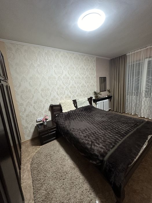 Велика 2 кімнатна квартира ( центр)  . Приймаємо компанї на свята !