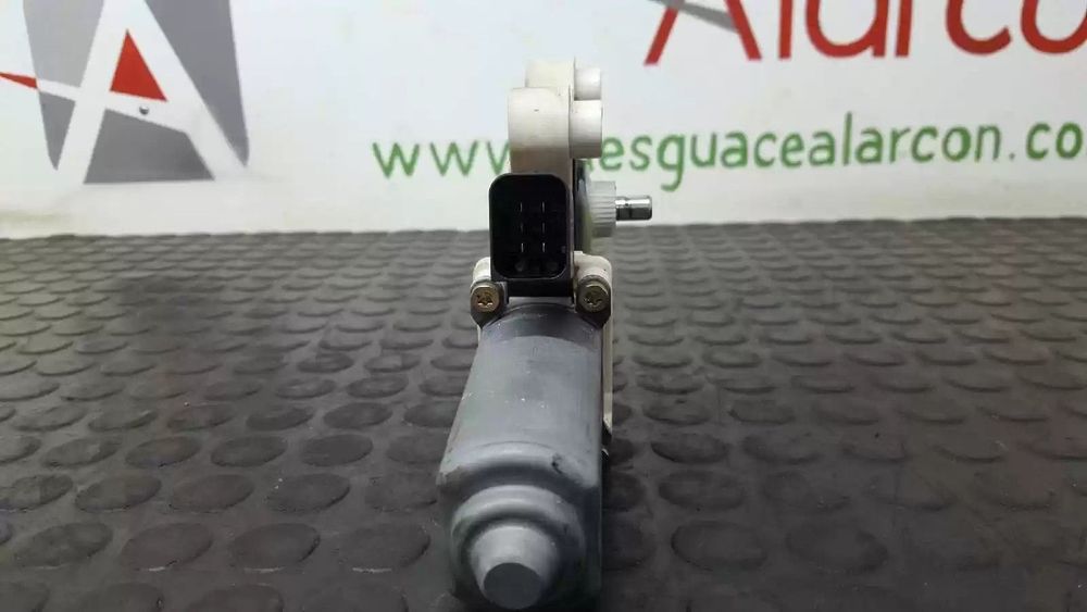 MOTOR ELEVADOR DE VIDRO FRONTAL ESQUERDO MERCEDES-BENZ CLASSE C 2004 -A211820304...
