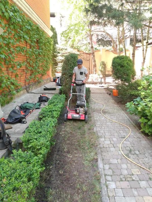 Садовник.Обрезка сада обработка от вредителей.