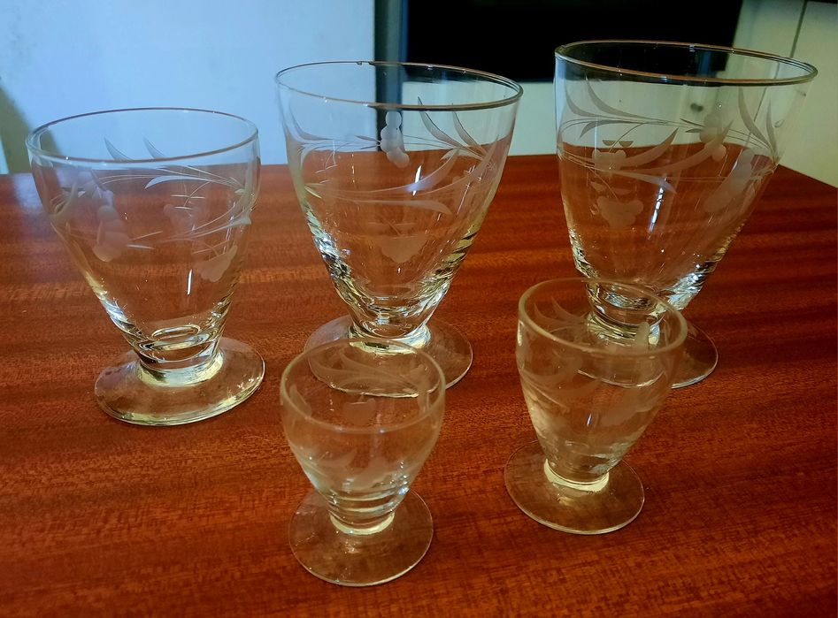 Raríssimo Serviço de Mesa para 6 pessoas "Flor de Lótus" – Vidro Lapidado (52 Peças)